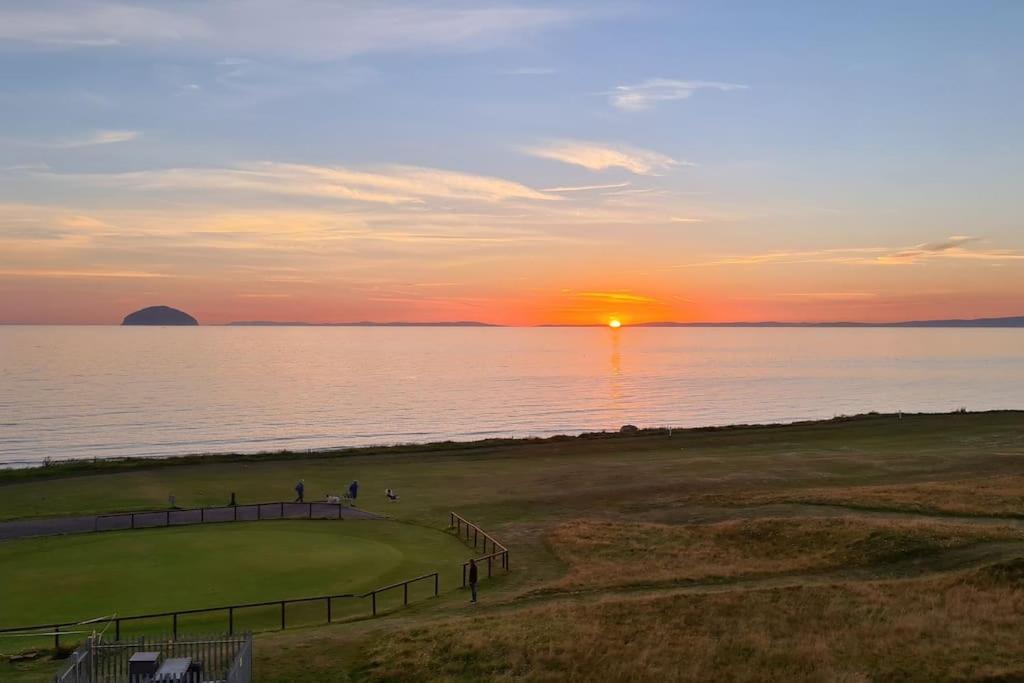 Girvan - Sea View Beach Access Apartment Esterno foto